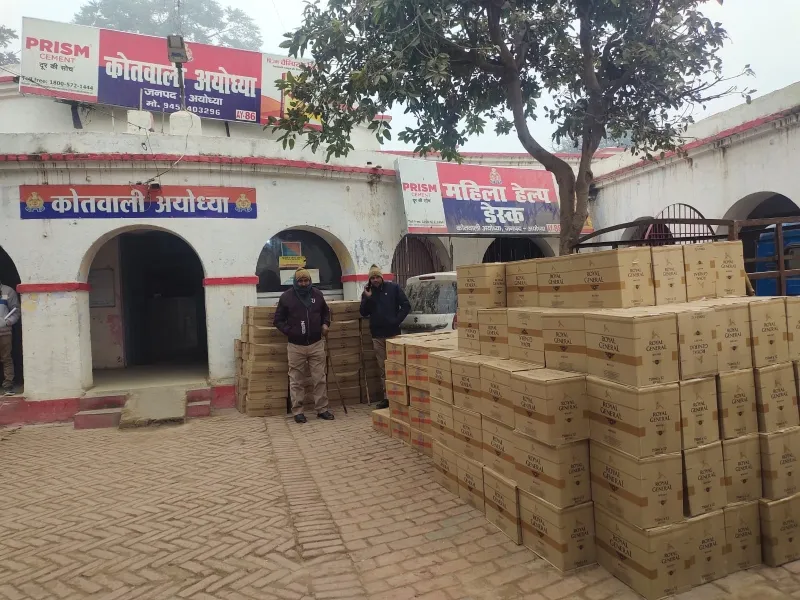 अयोध्या: डाबर उत्पाद के बीच ले जाई जा रही 275 पेटी अवैध अंग्रेजी शराब बरामद