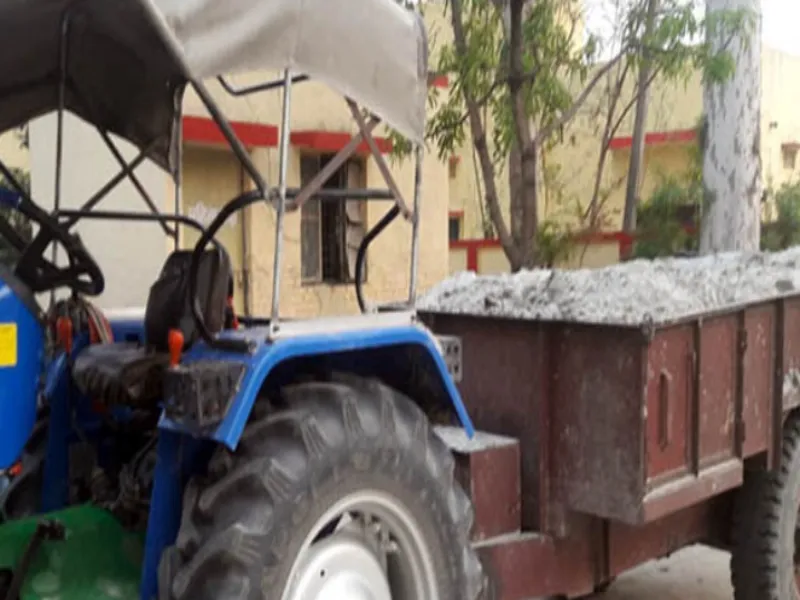 बलिया: SDM ने पकड़ी बालू लदी ट्रैक्टर ट्राली, पुलिस ने किया सीज