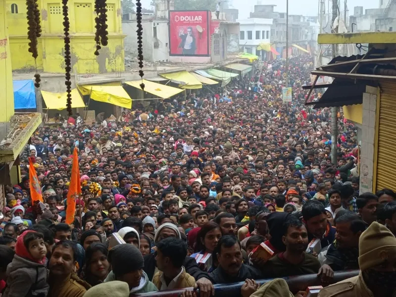 नववर्ष के पहले दिन अयोध्या में श्रद्धालुओं का टूटा रिकॉर्ड, प्रसाद-चरणामृत वितरण बंद