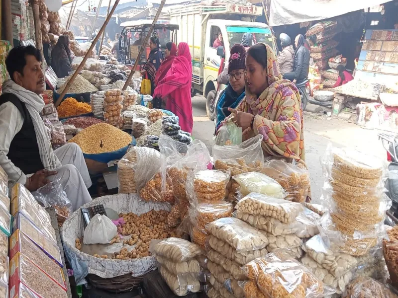 लखनऊ: सकट चौथ कल, पूजन के लिए महिलाएं कर रहीं खरीदारी  