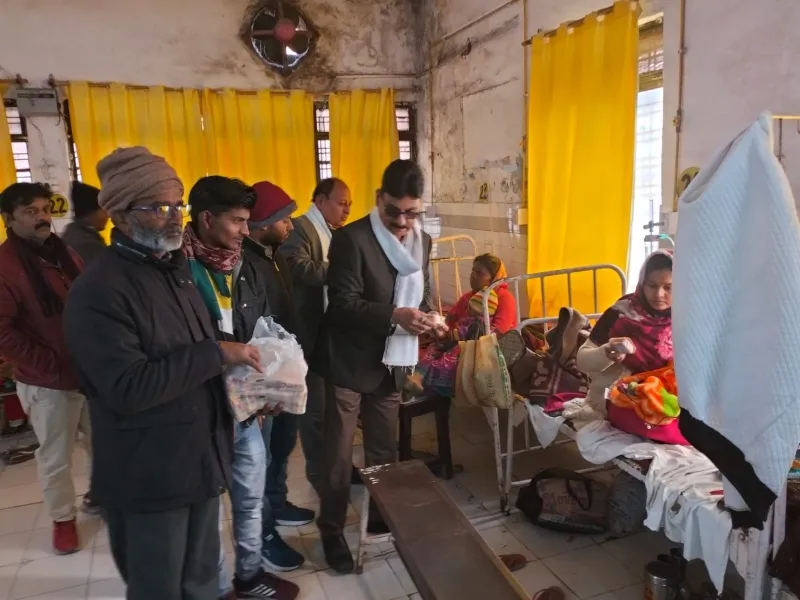 बहराइच: मरीजों को फल वितरित कर मनाया प्रियंका गांधी का जन्मदिन