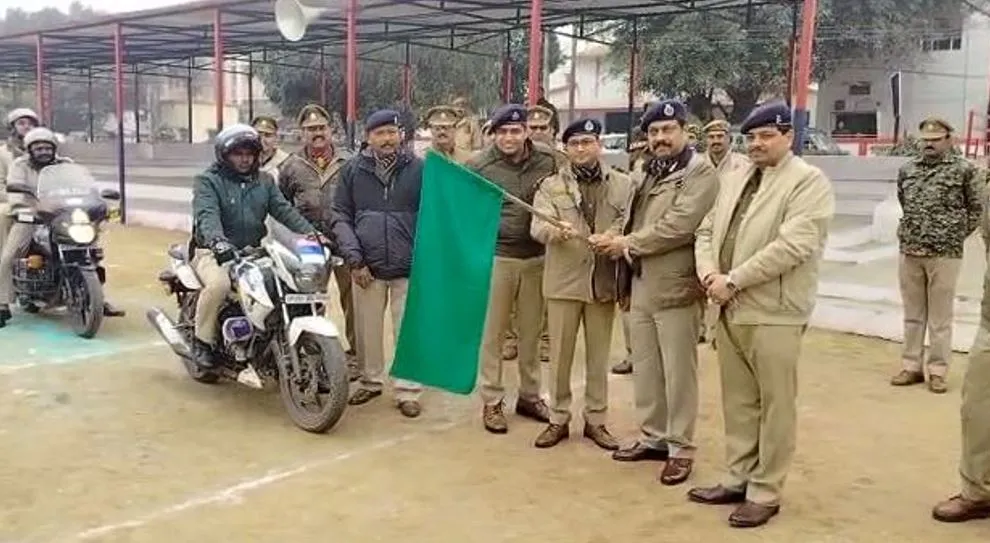 बरेली: बढ़ते हादतों को देख प्रशासन सतर्क, हरी झंडी दिखाकर यातायात रैली को किया रवाना