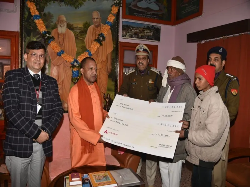 गोरखपुर: CM योगी ने दिवंगत होमगार्ड जवान के परिजनों को दी 34 लाख रुपये की सहायता राशि