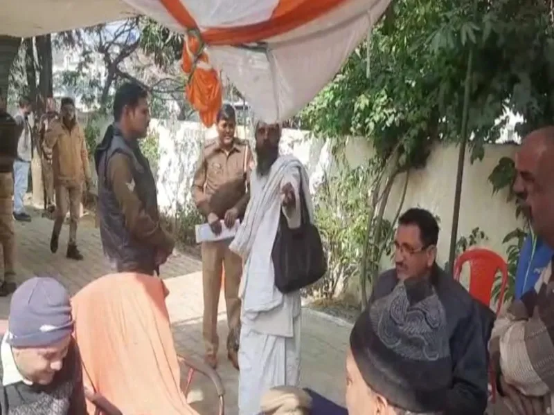 हरदोई: थाना दिवस में फरसा लहरा कर बाबा ने काटा हंगामा, जानें क्या है मामला 