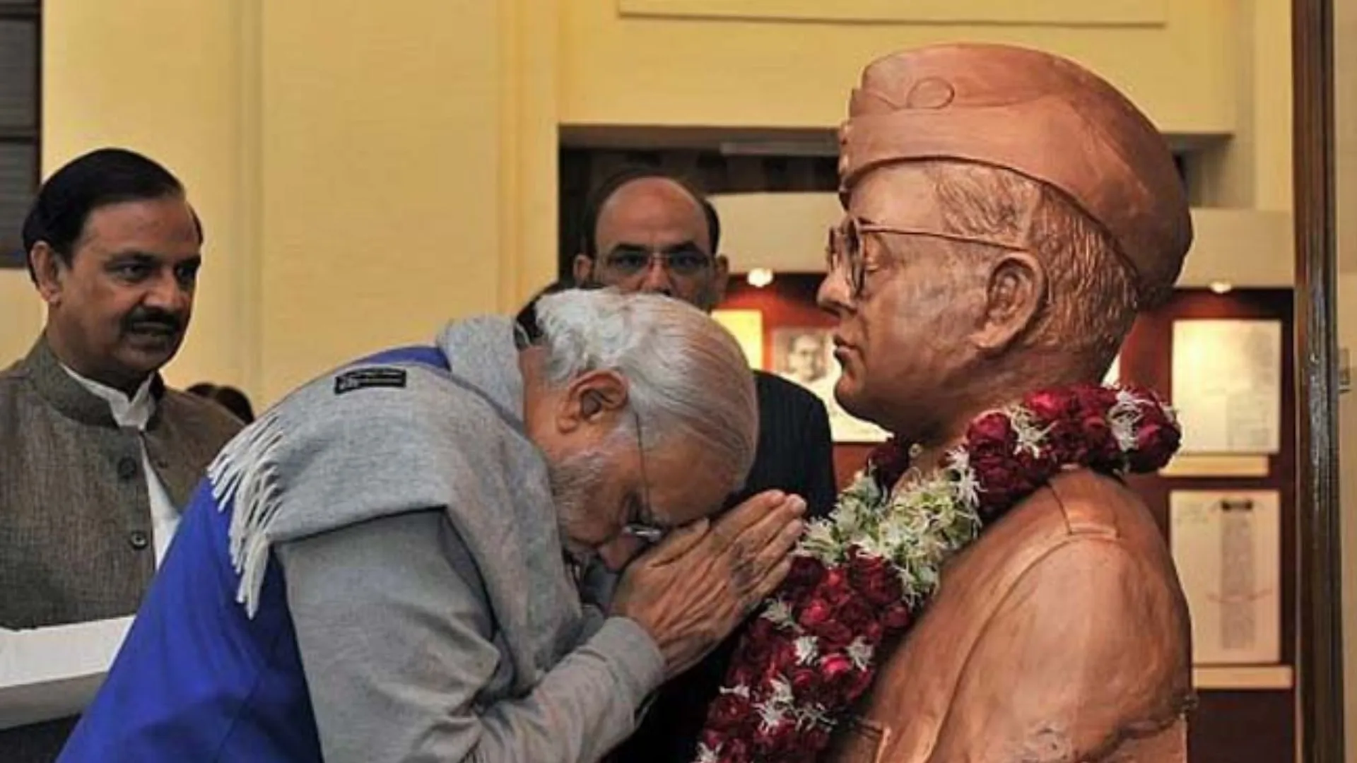 पराक्रम दिवस : PM Modi ने सुभाष चंद्र बोस की जयंती पर उन्हें श्रद्धांजलि दी
