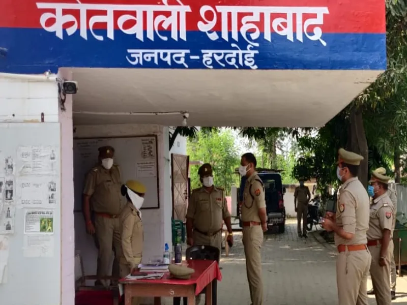 हरदोई पुलिस ने भाजपा मण्डल अध्यक्ष को पीटकर हवालात में किया बंद, भाजपाईयों ने काटा हंगामा