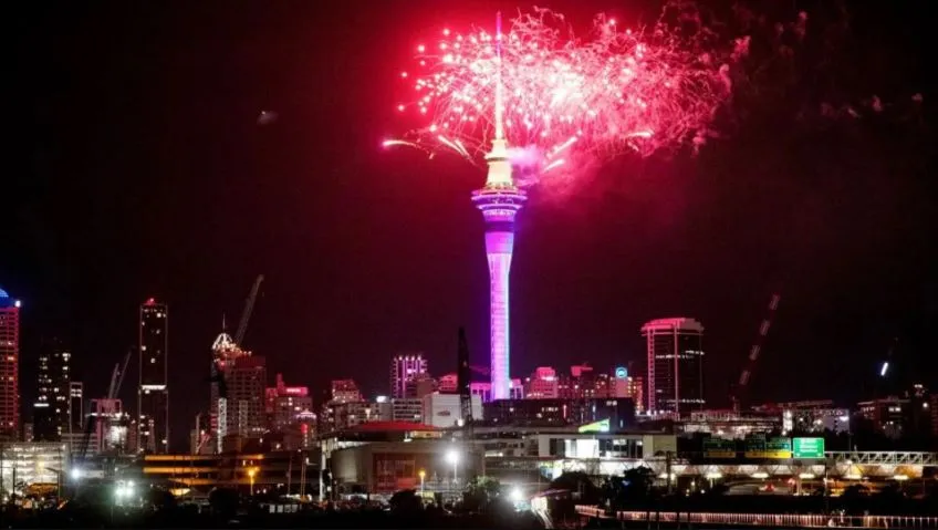 Happy New Year: स्वैग से स्वागत, दुनिया भर में लोगों ने आतिशबाजी और जश्न मनाकर किया नववर्ष का Welcome 