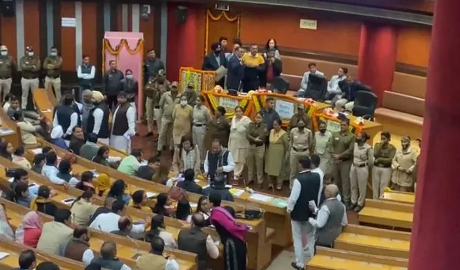 Delhi Mayor Election: दिल्ली के मेयर का चुनाव फिर टला, MCD की कार्यवाही अनिश्चितकाल के लिए स्थगित