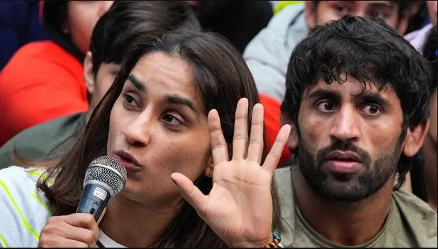 WFI Controversy: सरकार की बनाई समिति से पहलवान नाखुश, बजरंग और विनेश बोले- इसे भंग कर बने नई कमेटी