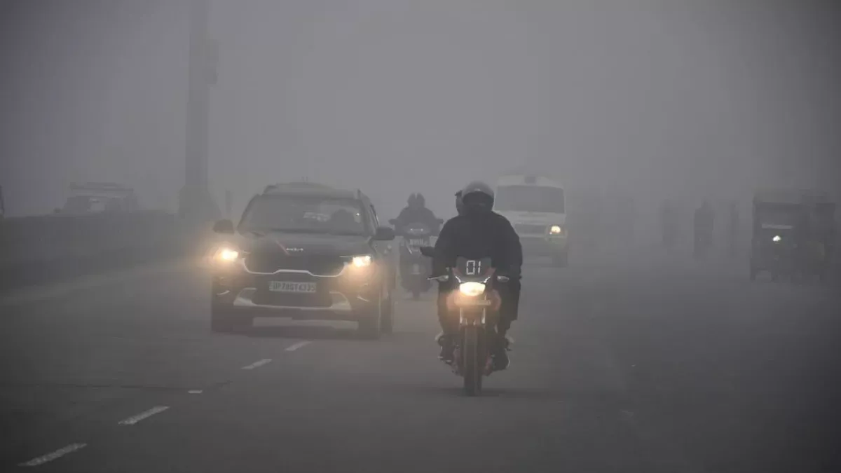 UP Weather Update: यूपी के इन जिलों में बार‍िश का अलर्ट, लखनऊ से नोएडा तक धुंध
