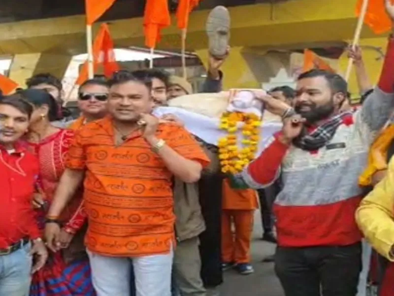 हिन्दू महासभा ने निकाली स्वामी प्रसाद की अर्थी, जीभ काटकर लाने वाले को 51 हजार रुपये देने का ऐलान 