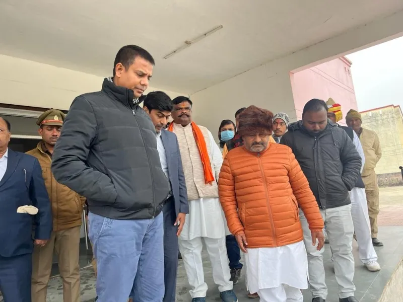 अयोध्या कमिश्नर ने अटल आवासीय कालेज व सीएचसी का किया निरीक्षण