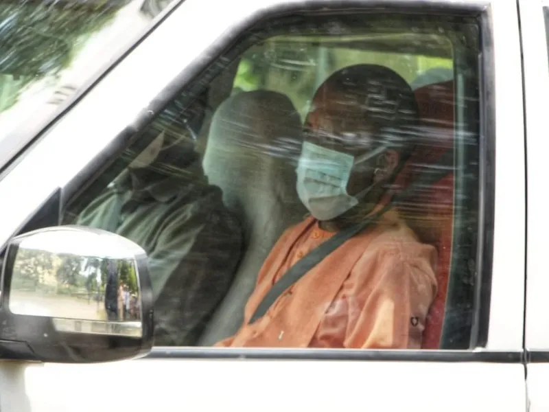 वाराणसी पहुंचे CM योगी, Tent City में सुविधा और सुरक्षा का लिया जायजा 