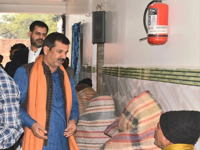 अयोध्या: वृद्धा आश्रम में मेयर ने बुजुर्गों को बांटे कम्बल