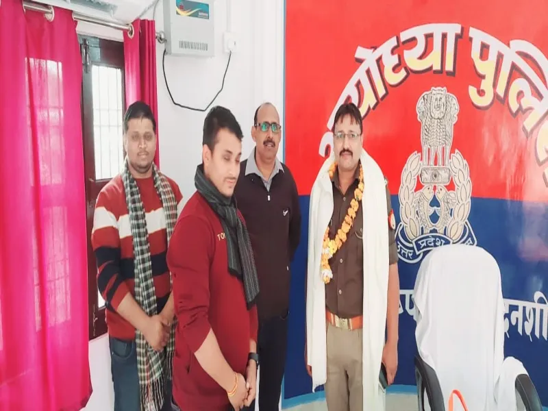 अयोध्या में समाजसेवी ने किया पुलिसकर्मियों को सम्मानित 