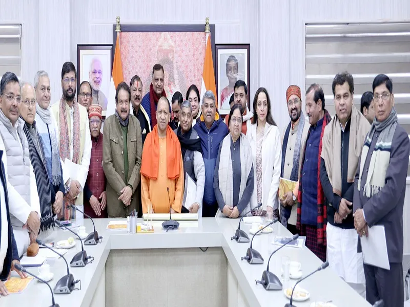 तकनीकी क्रांति का दौर है, सोशल मीडिया का उपयोग करें