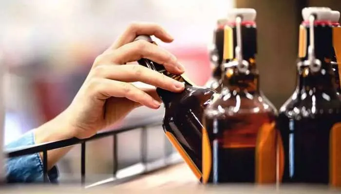आपत्तियों के बाद कर्नाटक सरकार का फैसला, शराब खरीदने की न्यूनतम उम्र 21 साल ही रहेगी 