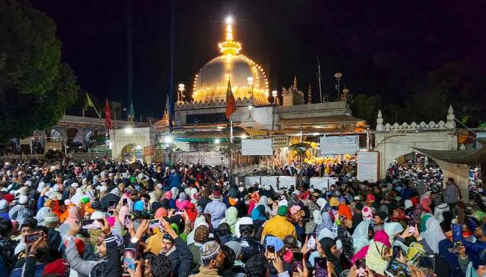 पाकिस्तान से आये जायरीनों के जत्थे ने अजमेर दरगाह में पेश की चादर 