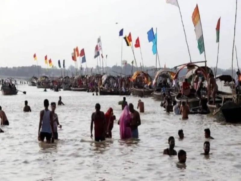 प्रयागराज: माघ मेले का पहला स्नान कल, संगम पर पहुंचने लगे हैं भक्त   
