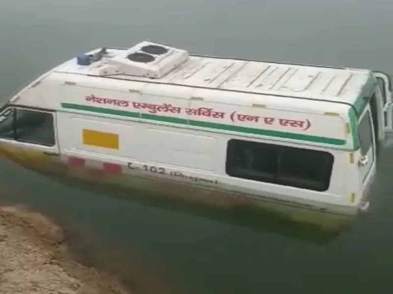 हमीरपुर में गर्भवती को लेकर आ रही 102 एंबुलेंस चंद्रावल नदी में फंसी 