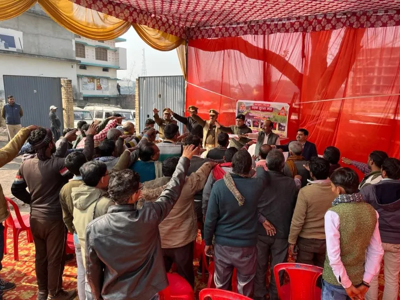 सड़क सुरक्षा माह: चालकों को पुलिस अधिकारियों ने दिलाई शपथ 