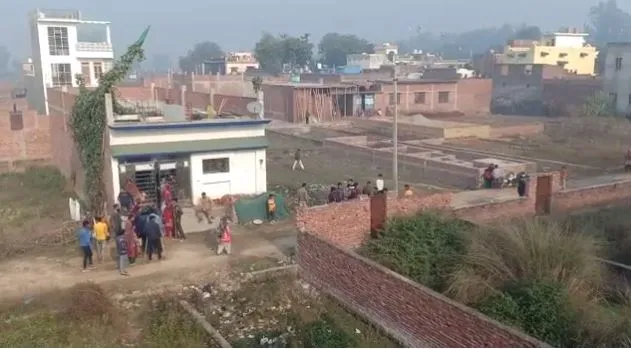 बरेली:  प्लॉट पर कब्जा करने को लेकर दो पक्षों में चले लाठी-डंडे, गोली चलने से इलाके में फैली दहशत