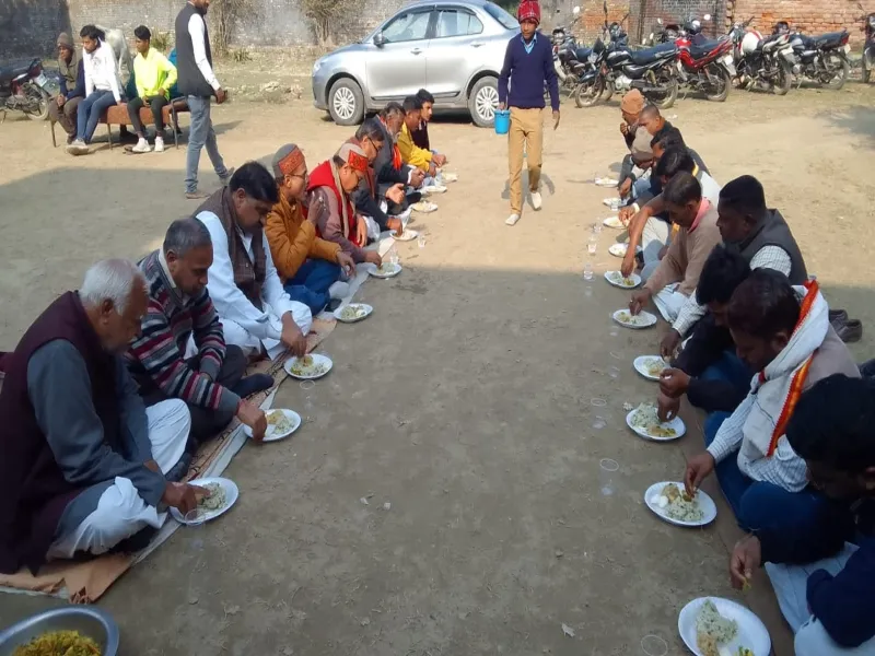 बहराइच: विश्व हिंदू परिषद ने किया खिचड़ी भोज का आयोजन