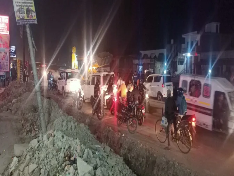 अयोध्या: नाला खोदाई से रोज लग रहा हाईवे के सर्विस मार्ग पर जाम