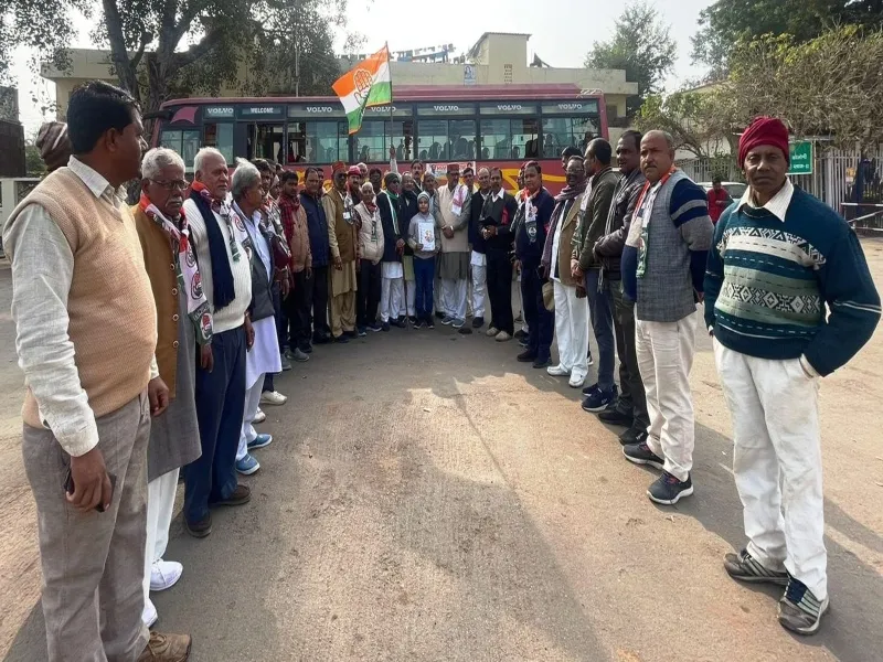 बांदा: भारत जोड़ो यात्रा में शामिल होने को कांग्रेसियों का जत्था रवाना