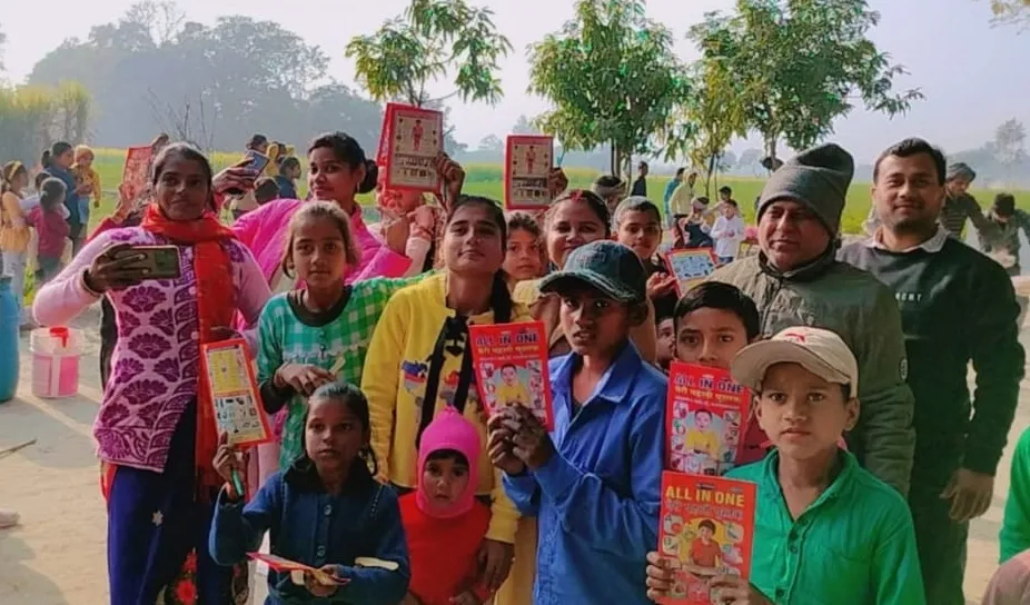 रायबरेली: बाल भंडारे में बच्चों को बांटी गई शिक्षण सामग्री