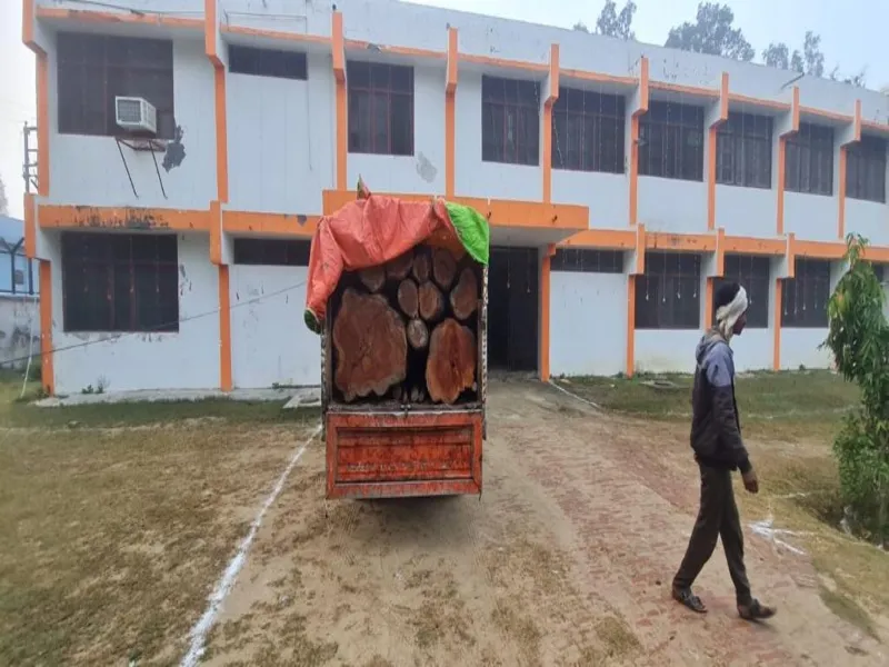 अयोध्या: पिकअप से अवैध कटान की लकड़ी बरामद, 20 हजार का जुर्माना