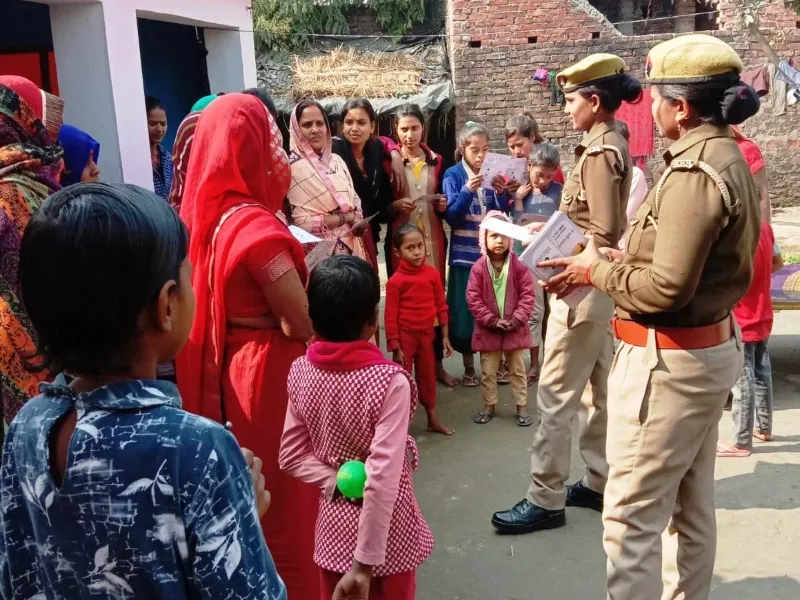अयोध्या: जागरूकता फैलाने निकली एंटी रोमियो टीम, दी हेल्पलाइन नंबरों की जानकारी 