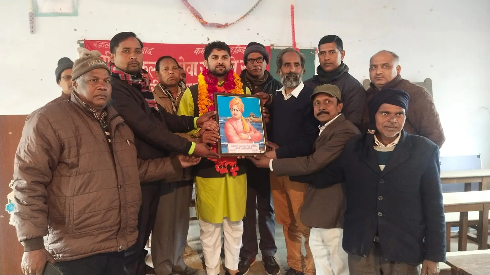 शारिक शबाब जैदी को बरेली कॉलेज के कर्मचारियों ने किया सम्मानित 