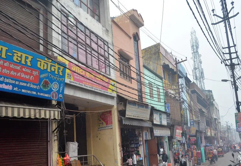मुरादाबाद : शहर में फैला तारों का मकड़जाल, खतरे में नागरिकों की जान...विद्युत विभाग बेपरवाह 