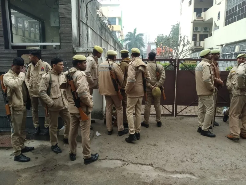 Alaya Apartment Collapse: सपा नेता शाहिद मंजूर के बेटे नवाजिश से हो रही पूछताछ, बिल्डिंग में है पार्टनर