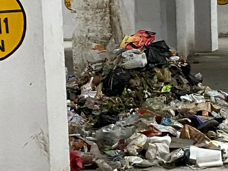 लखनऊ : पारिजात की पार्किंग बनी कूड़ा घर, आवंटियों को उठानी पड़ रही परेशानी