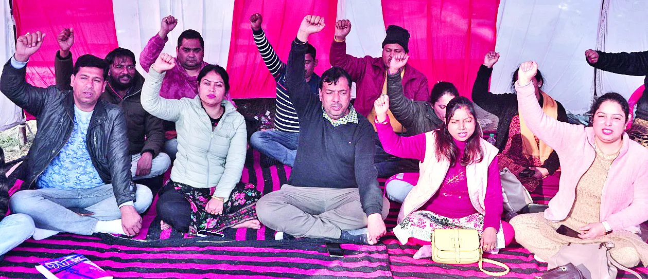 रुद्रपुर: ग्राम पंचायत विकास अधिकारियों ने किया प्रदर्शन, कार्यात्मक विलय के खिलाफ हुए लामबंद 