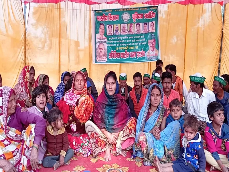 बहराइच: धार्मिक स्थल उजाड़ने वालों पर कार्रवाई की मांग, अनिश्चितकालीन धरना शुरू