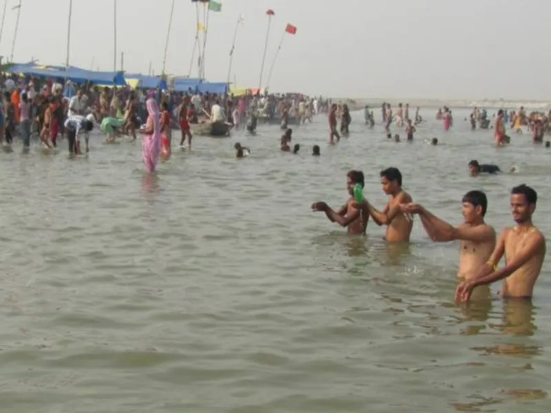 मौनी अमावस्या: पौराणिक घाट पर श्रद्धालुओं ने गंगा में लगाई आस्था की डुबकी