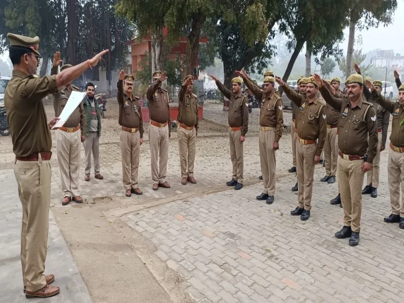 बाराबंकी: पुलिसकर्मियों ने ली लोकतांत्रिक परंपराओं के मर्यादा पूर्ण कर्तव्यों के निर्वहन की शपथ