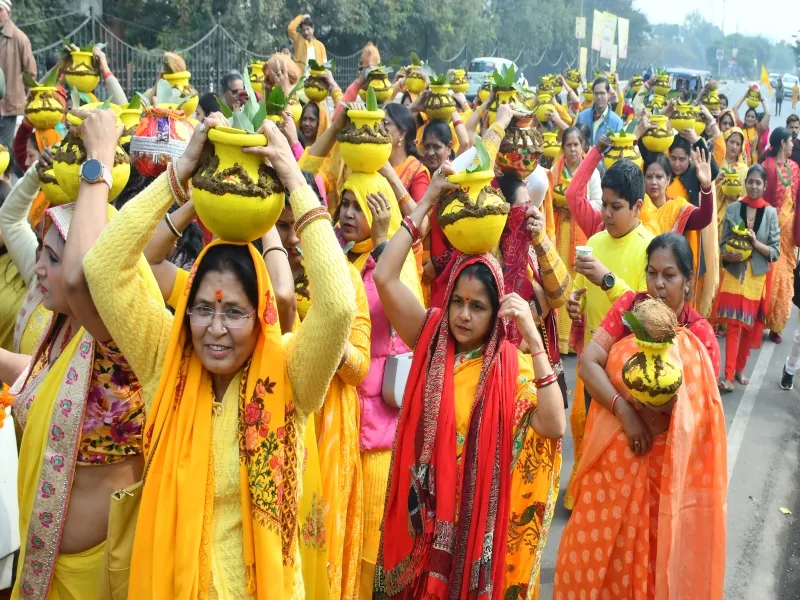 लखनऊ : मां पीताम्बरा 108 कुण्डीय महायज्ञ से पहले निकाली गई मंगल कलश यात्रा