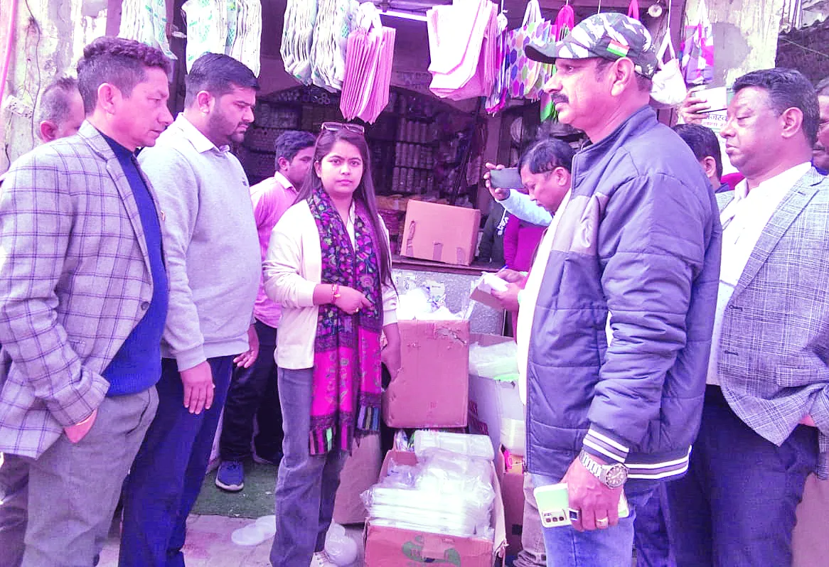 खटीमा: सिंगल यूज प्लास्टिक बरामद, एक लाख का लगाया जुर्माना