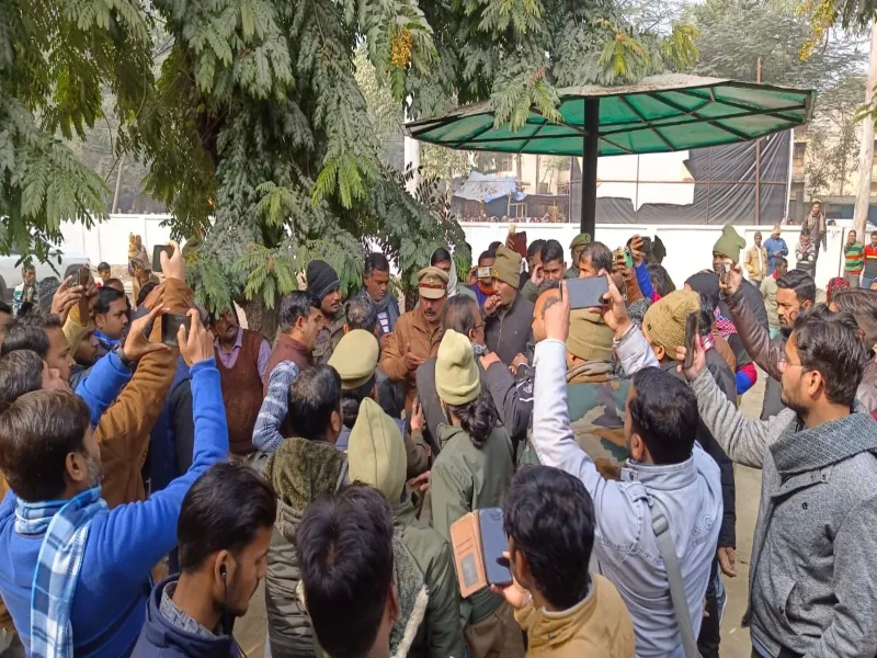 हरदोई में वकीलों ने एसपी दफ्तर में की मारपीट, जमकर काटा हंगामा