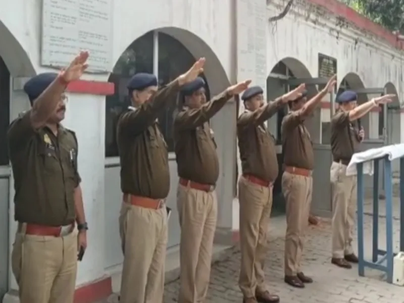 हरदोई में पुलिस जवानों ने ली शपथ... अपनाएंगे नियमों का पथ