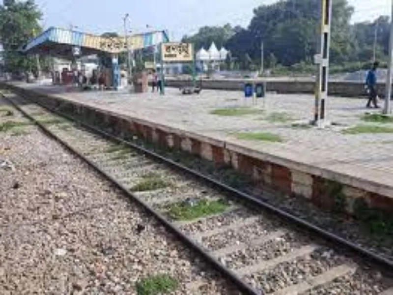 हरदोई: रेल की पटरी पर लेट गया शराबी, ट्रेन ड्राइवर ने लगाया इमरजेंसी ब्रेक 