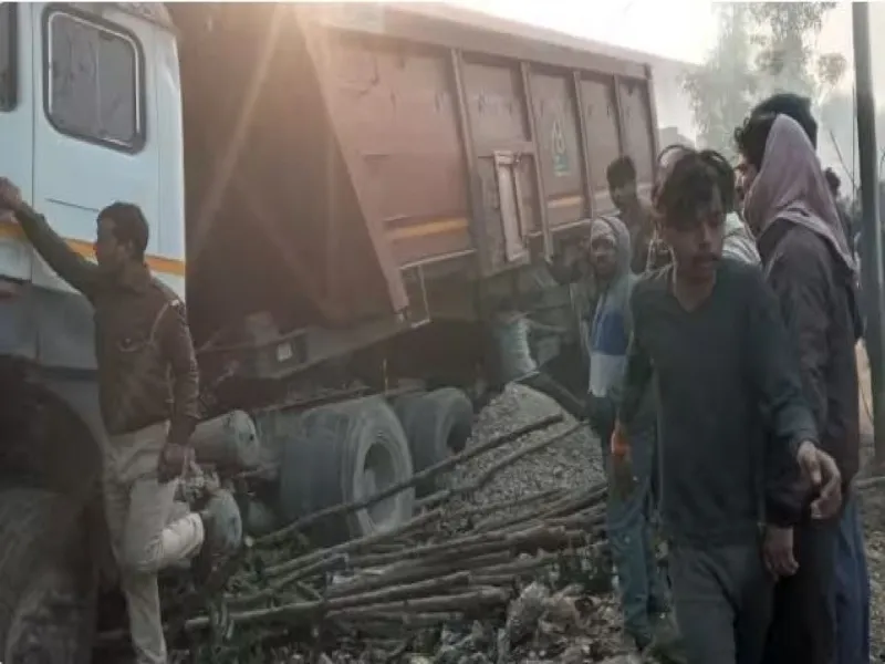 देवरिया में अलाव ताप रहे लोगों को ट्रेलर ने कुचला, तीन की मौत 