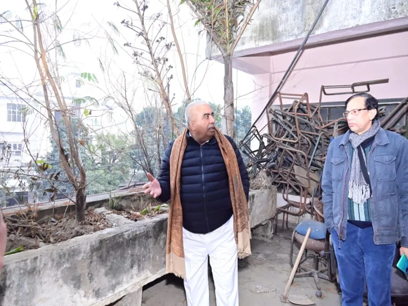 लखनऊ: मंत्री के औचक निरीक्षण में गैरहाजिर मिले रेशम विभाग के निदेशक, मिली कड़ी चेतावनी 