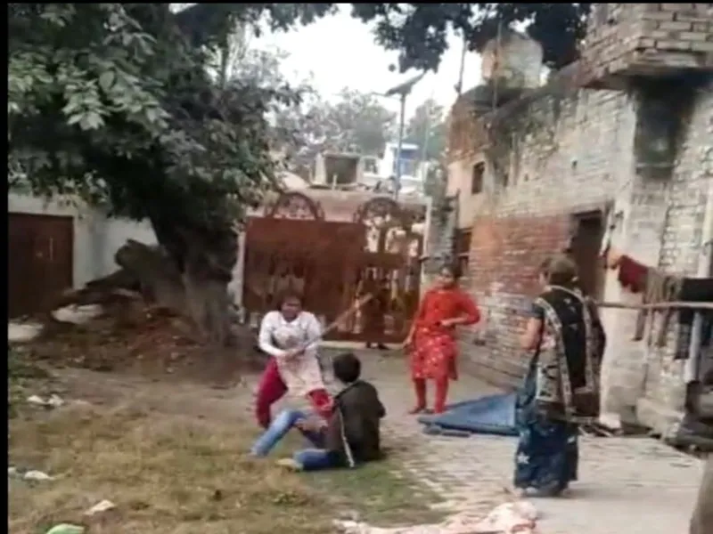 हरदोई में सास और ननद के साथ मिल पत्नी ने शराबी पति को जमकर पीटा - देखें Video   