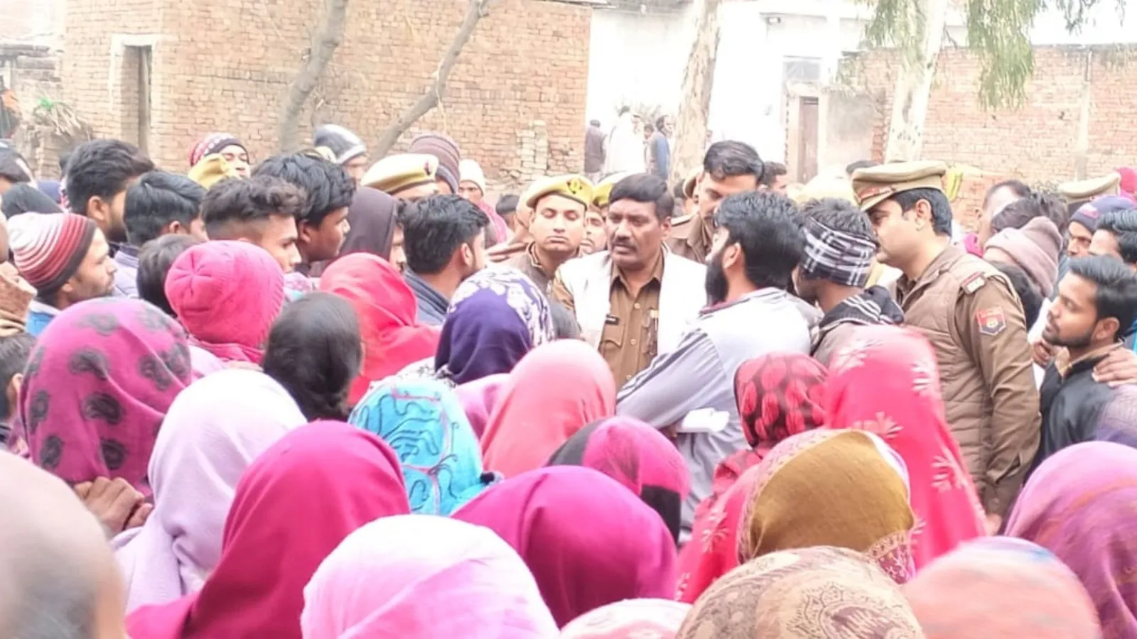 मेरठ : बबीता हत्याकांड़ के आरोपियों की गिरफ्तारी ना होने पर फूटा ग्रामीणों का गुस्सा, लगाया जाम