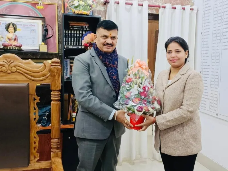 बहराइच: डिप्टी कलेक्टर पूजा यादव को मिली पीएचडी उपाधि, डीएम ने दी बधाई 